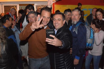 El candidato a gobernador Ramón Mestre festejó en Oliva con el intendente electo, que derrotó al macrismo