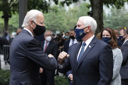 El candidato a presidente demócrata Joe Biden y el vicepresidente Mike Pence, en un encuentro sin tintes de campaña
