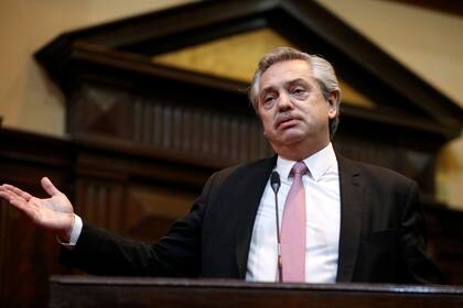 el candidato a presidente por el frente de todos, Alberto Fernandez en el aula magna de la facultad de derecho durante el homenaje a Esteban Righi