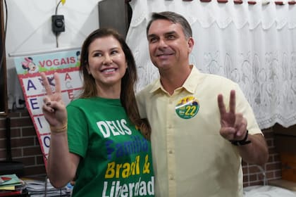 El candidato a presidente por el Partido Liberal, Flavio Bolsonaro, junto a su pareja Fernanda Bolsonaro