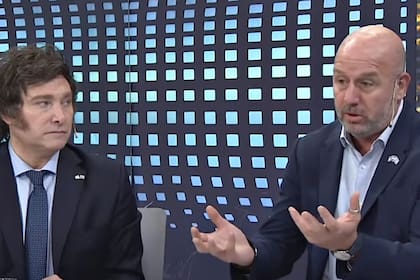 El candidato a presidente por La Libertad Avanza, Javier Milei, junto al secretario de Asuntos Públicos de la Ciudad, Waldo Wolff