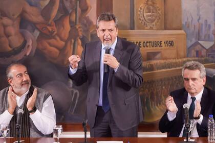 El candidato a presidente por UP Sérgio Massa junto a su compañero de fórmula Agustín Rossi se reunieron con la CGT.