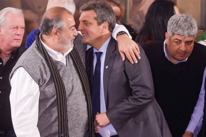 El candidato a presidente por UP Sérgio Massa junto a su compañero de fórmula Agustín Rossi se reunieron con la CGT.