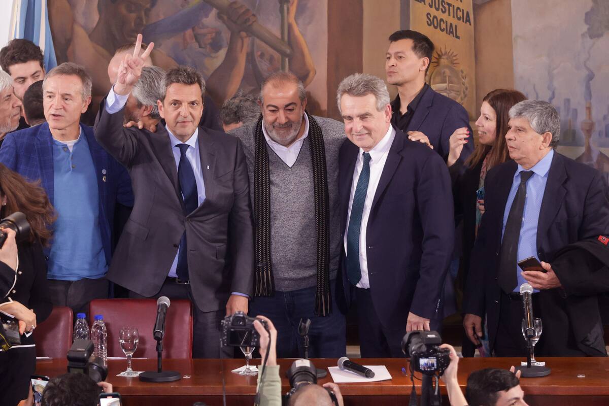 El candidato a presidente por UP Sérgio Massa junto a su compañero de fórmula Agustín Rossi se reunieron con la CGT.