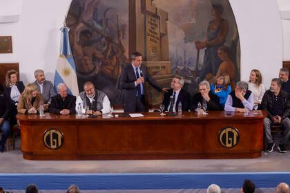 El candidato a presidente por UP Sérgio Massa junto a su compañero de fórmula Agustín Rossi se reunieron con la CGT.