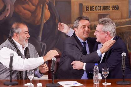 El candidato a presidente por UP Sérgio Massa junto a su compañero de fórmula Agustín Rossi en la CGT