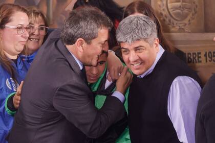 El candidato a presidente por UP Sérgio Massa junto a su compañero de fórmula Agustín Rossi se reunieron con la CGT.