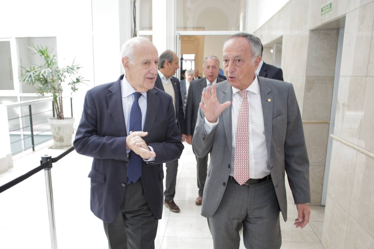 El candidato a presidente Roberto Lavagna y el titular de la UIA, Miguel Acevedo, ayer, en la central fabril