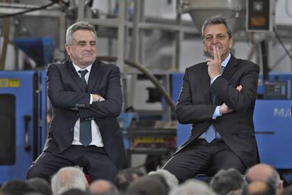 El candidato a presidente Sergio Massa, junto a su vice, Agustín Rossi