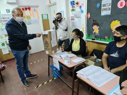 El candidato a senador Carlos Linares