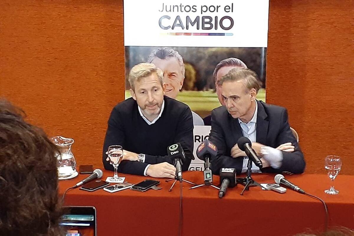 El candidato a vicepresidente por cambiemos, Miguel Angel Pichetto y Rogelio Frigerio en conferencia de prensa en Rio Gallegos
