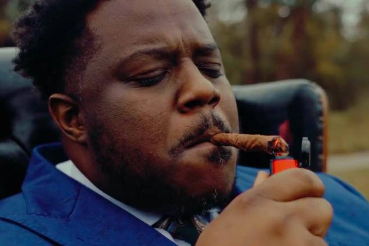 El candidato al Senado de Louisiana, Gary Chambers, fuma marihuana en una nueva campaña publicitaria