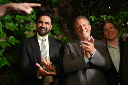 El candidato congresional demócrata Brad Lander, con el alcalde de la ciudad de Nueva York, Zohran Mamdani, el 23 de junio del 2026.