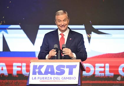 El candidato conservador José Antonio Kast advirtió a los migrantes indocumentados que se vayan "voluntariamente"
