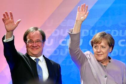 El candidato de los dermócratacristianos de Alemania, Armin Laschet, junto con la canciller Angela Merkel en Oelde, Alemania, el 27 de abril del 2021