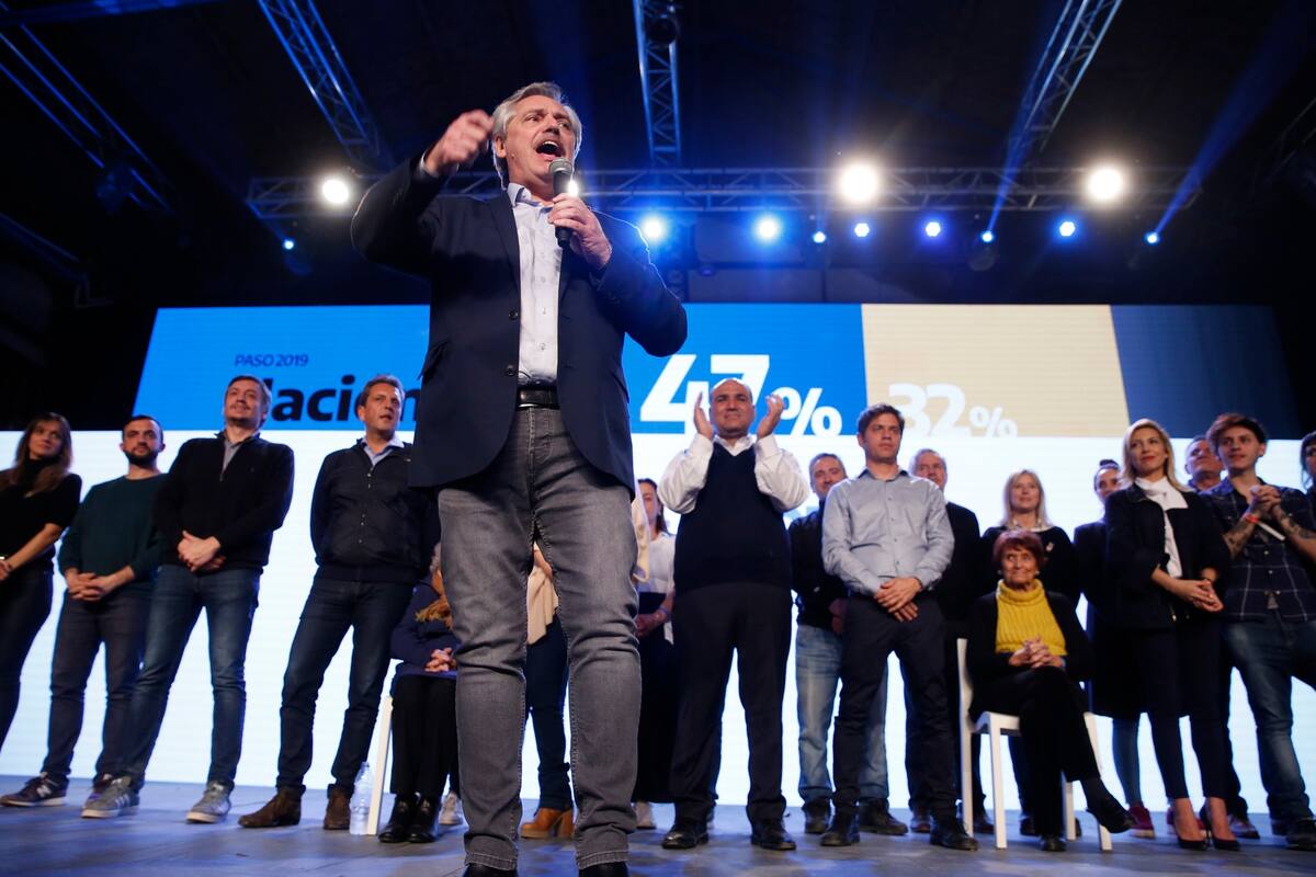 El candidato del Frente de Todos, Alberto Fernández, durante su discurso junto al resto de los postulantes del espacio