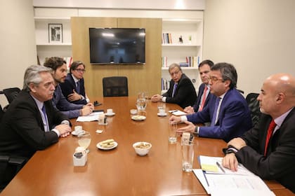 El candidato del Frente de Todos se reunió con Luis Moreno y la cúpula de la entidad internacional