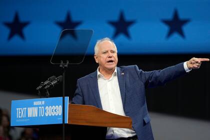El candidato demócrata a la vicepresidencia y gobernador de Minnesota, Tim Walz, habla en un evento de campaña con el expresidente Barack Obama, el martes 22 de octubre de 2024, en Madison, Wisconsin. (AP Foto/Morry Gash)