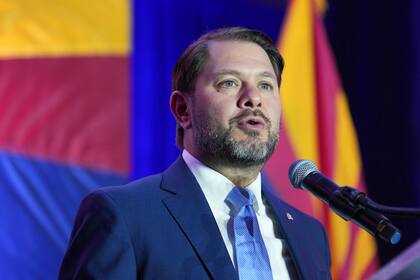 El candidato demócrata al Senado por Arizona, Ruben Gallego, interviene en un acto en la noche electoral, el 5 de noviembre de 2024, en Phoenix. (AP Foto/Ross D. Franklin)
