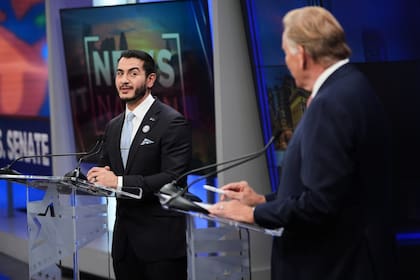 El candidato demócrata al Senado por Michigan, Abdul El-Sayed, y su rival republicano, Mike Rogers, en el debate televisado llevado a cabo en Grand Rapids.