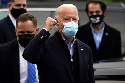 El candidato demócrata, Joe Biden, se acerca a hablar con la prensa en Delaware