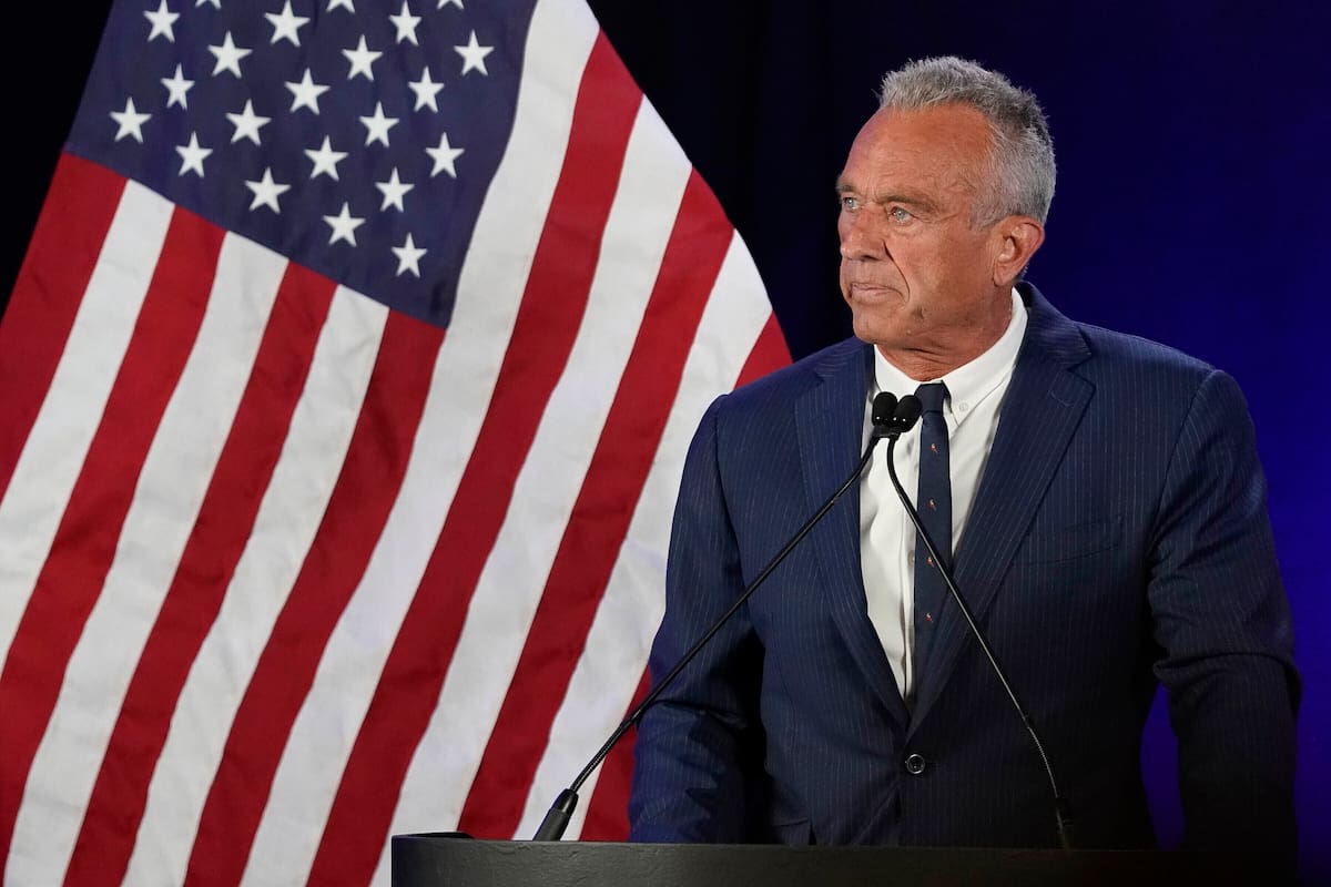 El candidato independiente a la presidencia Robert F. Kennedy Jr. anuncia que suspenderá su campaña presidencial durante una conferencia de prensa el viernes 23 de agosto de 2024, en Phoenix. (AP Foto/Darryl Webb)