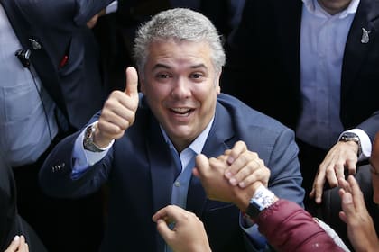 Con el 54% de los votos contra el 42% de Petro, el elegido de Uribe se convirtió ayer en el presidente más votado y el más joven de la historia; adelantó que habrá "correcciones" en el acuerdo que Santos firmó con las FARC