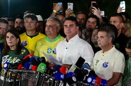 El candidato opositor Flavio Bolsonaro anunció que pedirá la anulación de las elecciones en Brasil por la medida judicial que ordenó la extensión de dos horas de la votación