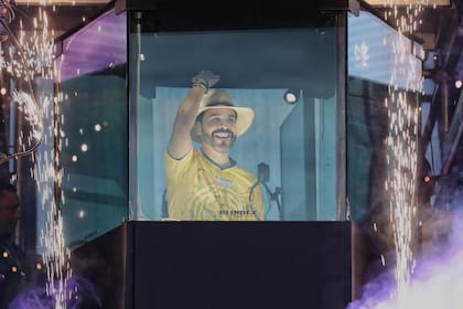 El candidato presidencial Abelardo de la Espriella se dirige a sus seguidores desde el interior de una cabina blindada, durante su mitin de campaña en Buga, Colombia, el domingo 14 de junio de 2026