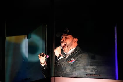 El candidato presidencial Abelardo de la Espriella, del movimiento Defensores de la Patria, se dirige a sus simpatizantes desde una cabina a prueba de balas durante un mitin de campaña en Bogotá, Colombia, el miércoles 20 de mayo de 2026. (AP Foto/Fernando Vergara)