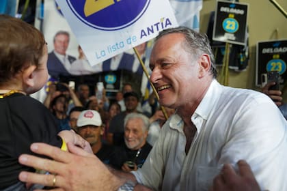 El candidato presidencial Álvaro Delgado durante un acto de campaña en Maldonado