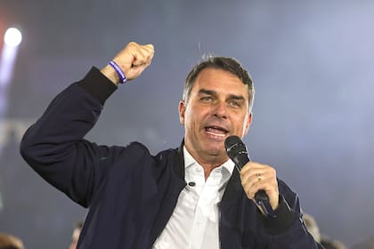 El candidato presidencial brasileño Flavio Bolsonaro (PL) gesticula mientras pronuncia un discurso durante la convención estatal de los Republicanos en el Gimnasio Ibirapuera de São Paulo, Brasil, el 1 de agosto de 2026