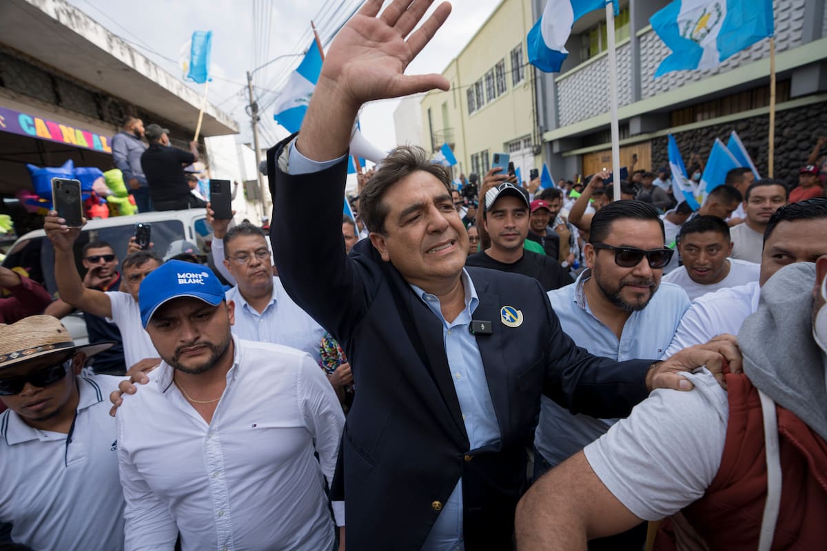 El candidato presidencial Carlos Pineda, del partido Prosperidad Ciudadana, llega a la Corte de Constitucionalidad de la Ciudad de Guatemala el 20 de mayo de 2023. (AP Foto/Moisés Castillo)
