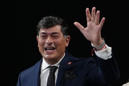 El candidato presidencial chileno Franco Parisi saluda a su llegada a un debate presidencial, el 10 de septiembre de 2025