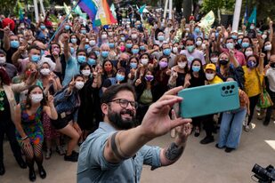El candidato presidencial chileno Gabriel Boric, de la alianza Apruebo Dignidad, se toma una selfie con miembros de su campaña electoral antes de su diagnóstico de Covid