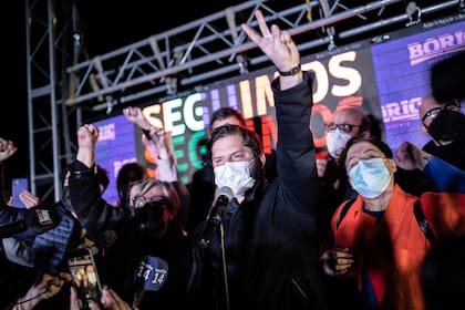 El candidato presidencial chileno por el partido Convergencia Social, Gabriel Boric, celebra su victoria en las primarias