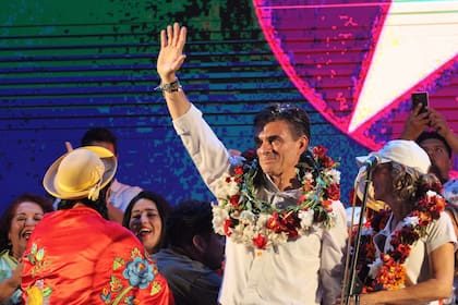 El candidato presidencial de Bolivia por el Partido Demócrata Cristiano (PDC), Rodrigo Paz, saluda a los simpatizantes en Tarija, Bolivia, el 15 de octubre de 2025