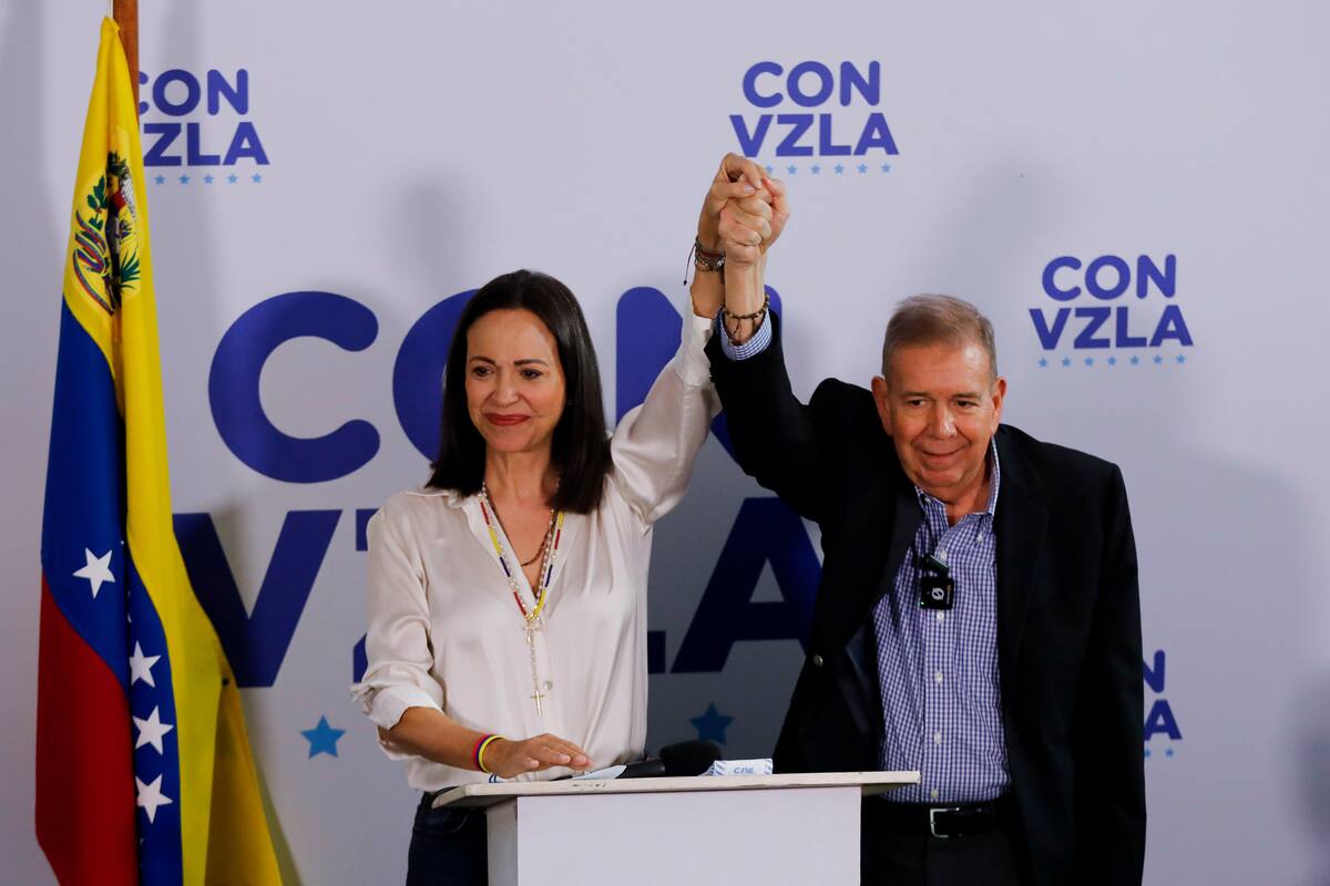 El candidato presidencial de la oposición Edmundo González, a la derecha, y la líder opositora María Corina Machado