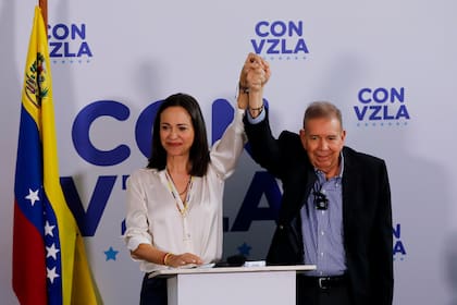 El candidato presidencial de la oposición Edmundo González, a la derecha, y la líder opositora María Corina Machado