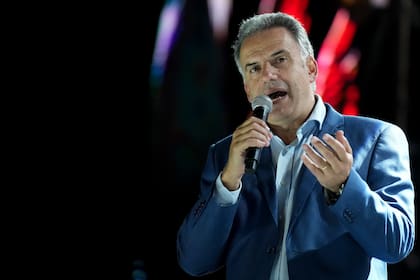 El candidato presidencial del Frente Amplio, Yamandu Orsi, da un discurso en un acto de campaña a cinco días de las elecciones generales, en Montevideo, Uruguay, el miércoles 22 de octubre de 2024. (AP Foto/Matilde Campodónico)