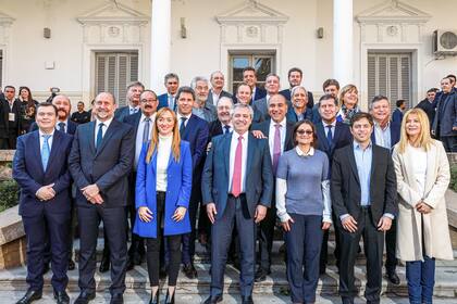 El candidato presidencial del Frente de Todos junto a gobernadores y candidatos provinciales