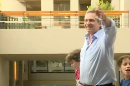 El candidato presidencial del Frente de Todos espera los resultados en el piso donde vive en Puerto Madero