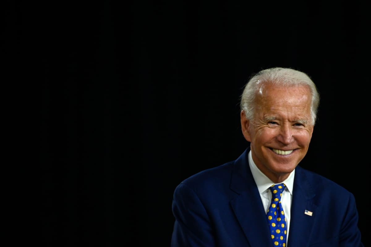 El candidato presidencial demócrata estadounidense y exvicepresidente Joe Biden sonríe mientras habla durante un evento de campaña en Wilmington, Delaware, el 28 de julio pasado