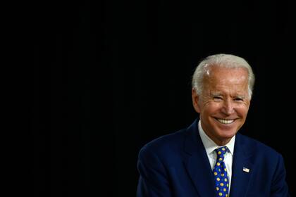 El candidato presidencial demócrata estadounidense y exvicepresidente Joe Biden sonríe mientras habla durante un evento de campaña en Wilmington, Delaware, el 28 de julio pasado