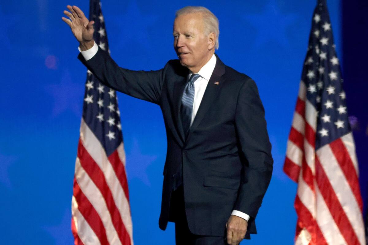El candidato presidencial demócrata Joe Biden habla en un evento nocturno de elecciones en el Chase Center en las primeras horas de la mañana del 4 de noviembre de 2020 en Wilmington, Delaware.