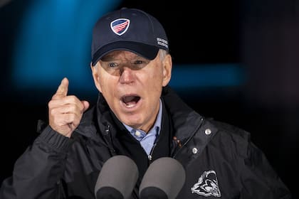El candidato presidencial demócrata Joe Biden habla durante un mitin de campaña en el parque Franklin Delano Roosevelt, en Filadelfia, Pensilvania