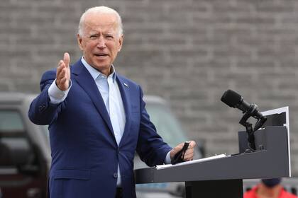 El candidato presidencial demócrata y exvicepresidente Joe Biden pronuncia comentarios en el estacionamiento frente a las oficinas de la Región 1 de United Auto Workers el 9 de septiembre de 2020 en Warren, Michigan
