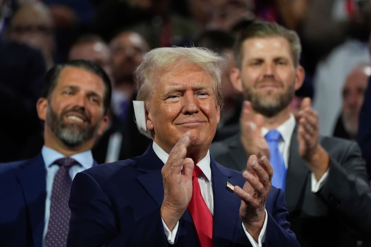 El candidato presidencial Donald Trump aplaude durante la Convención Nacional Republicana en Milwaukee, el 15 de julio de 2024. (AP/Paul Sancya)