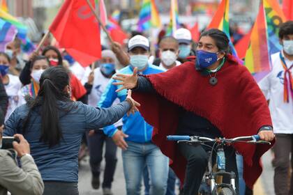 El candidato presidencial ecuatoriano por el movimiento Pachakutik, Yaku Pérez, saluda a sus seguidores mientras monta en bicicleta durante un evento de campaña en Machachi, Ecuador, el 26 de enero de 2021. Ecuador celebra elecciones presidenciales el 7 de febrero de 2021
