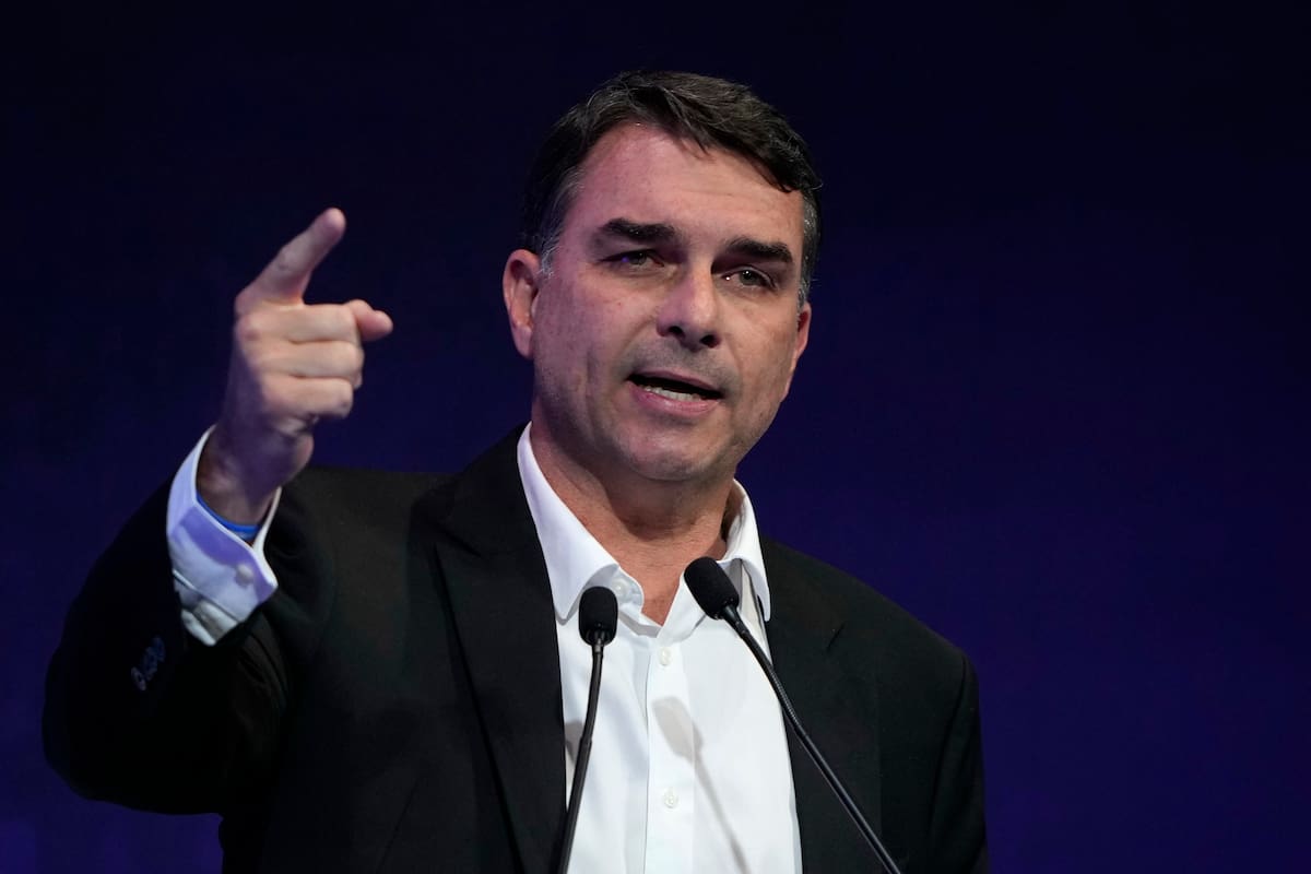 El candidato presidencial Flávio Bolsonaro, del Partido Liberal, habla en un evento en Brasilia, en junio pasado (AP Foto/Eraldo Peres)